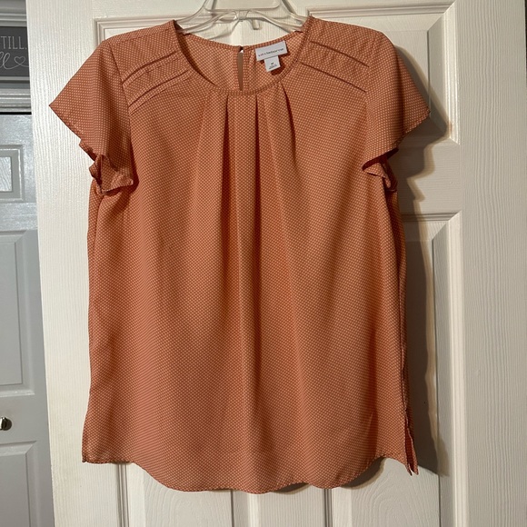 Liz Claiborne Tops - Liz Claiborne Peach Polka Dot Ruffle Sleeve Blouse